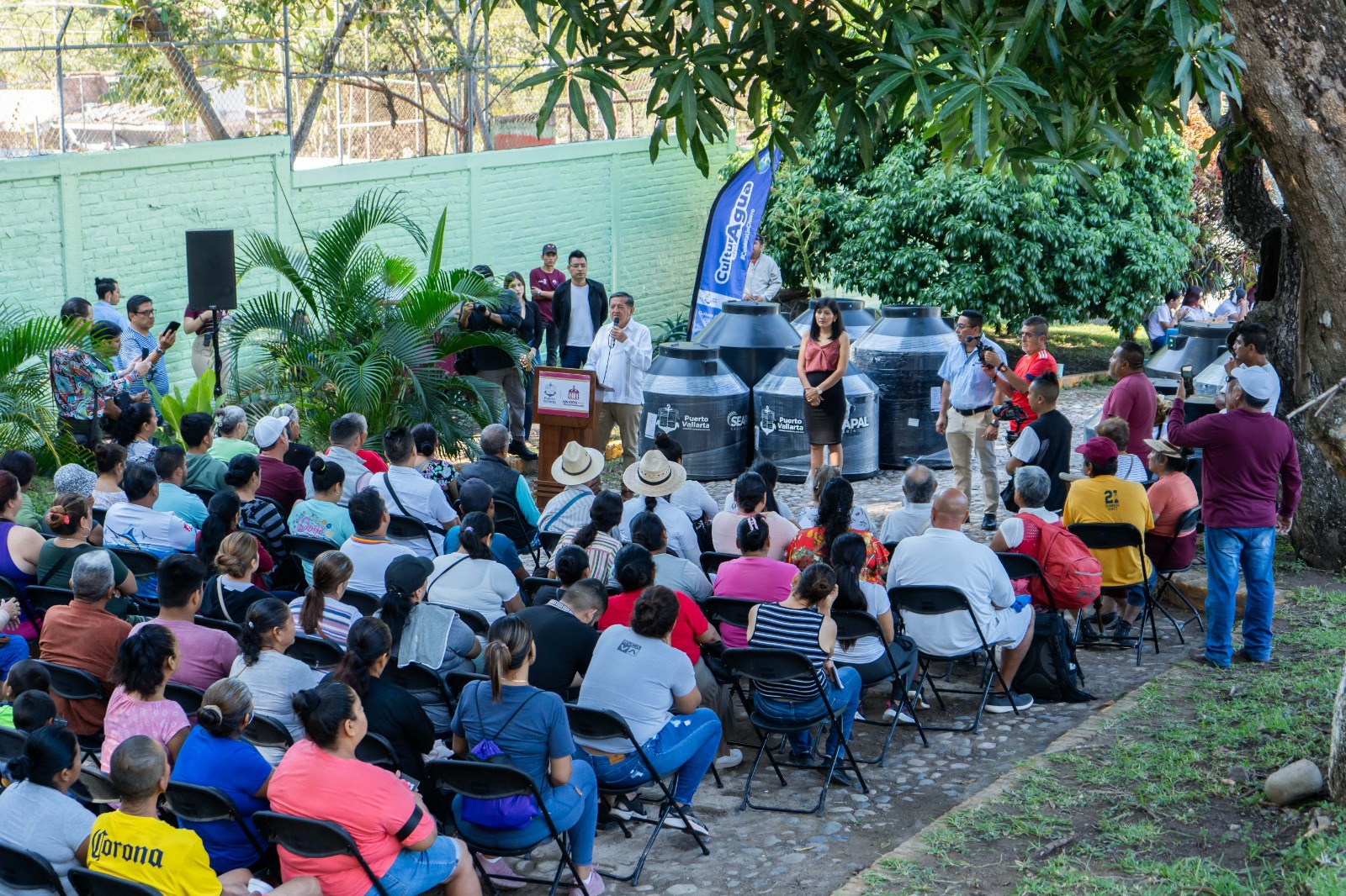 Octava entrega de tinacos beneficia a 200 familias más La Tinta Libre